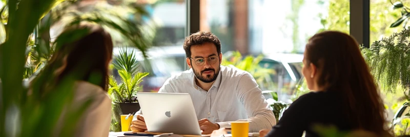Vincent Garcia et l'équipe Econovia travaillant sur des projets de transformation numérique durable, illustrant l'expertise en stratégies digitales responsables et l'approche Make IT Green pour accompagner les entreprises